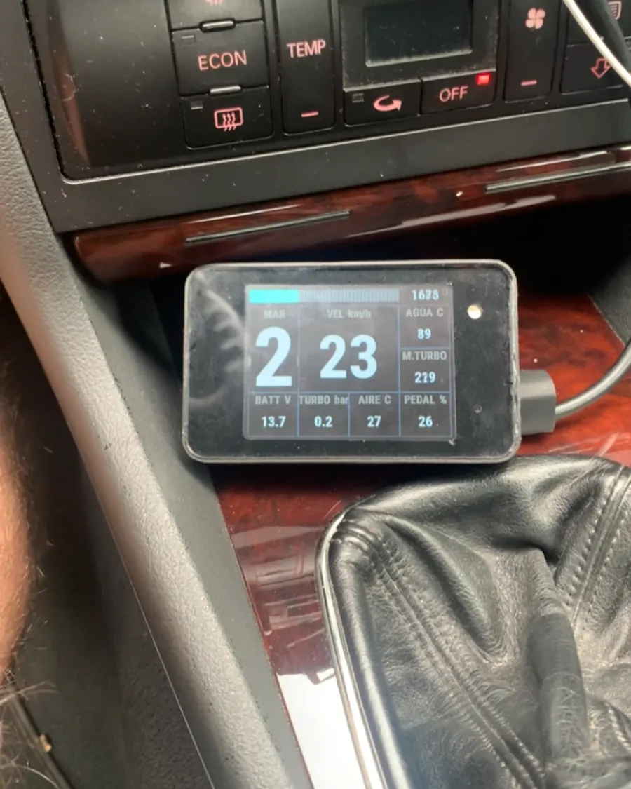 Prototipo en la consola de un Audi A4 B5, leyendo el CAN
